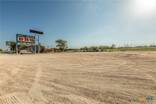 212 S Hickory Street, Abbott, TX 76621