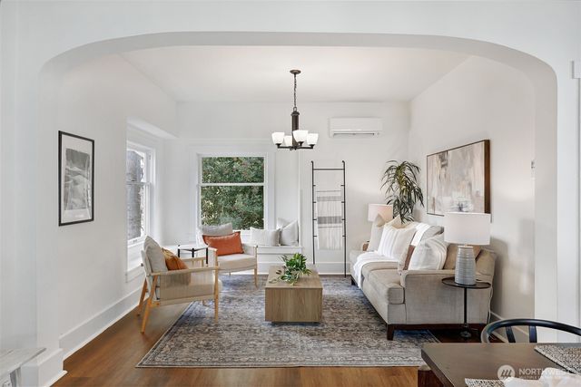 7043 24th Avenue NW, Seattle, WA 98117