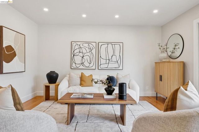 921 Underhills Rd, Oakland, CA 94610