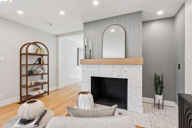 921 Underhills Rd, Oakland, CA 94610