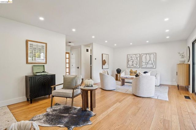 921 Underhills Rd, Oakland, CA 94610
