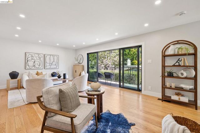 921 Underhills Rd, Oakland, CA 94610