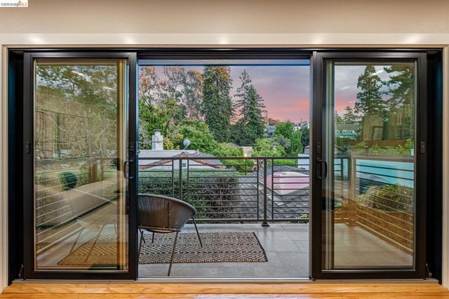 921 Underhills Rd, Oakland, CA 94610