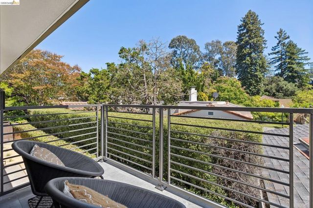 921 Underhills Rd, Oakland, CA 94610