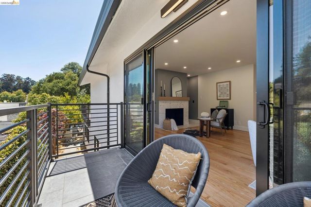 921 Underhills Rd, Oakland, CA 94610