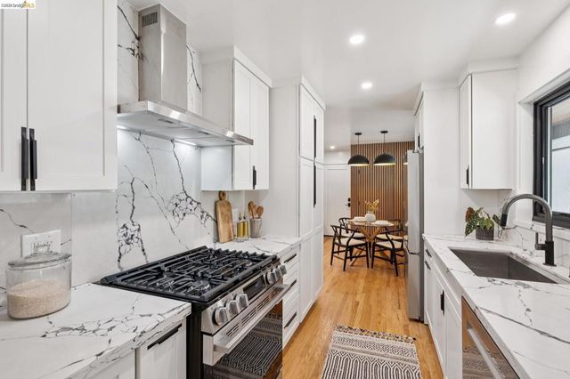921 Underhills Rd, Oakland, CA 94610