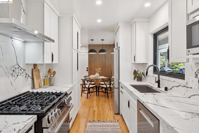 921 Underhills Rd, Oakland, CA 94610