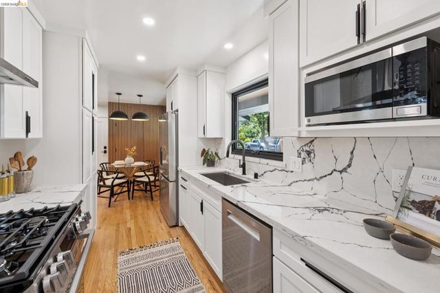 921 Underhills Rd, Oakland, CA 94610