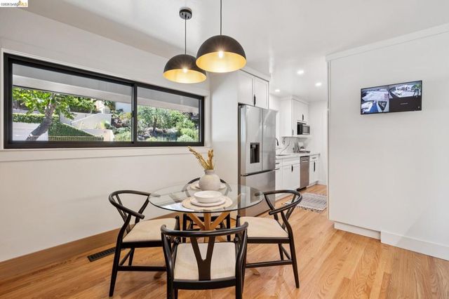 921 Underhills Rd, Oakland, CA 94610