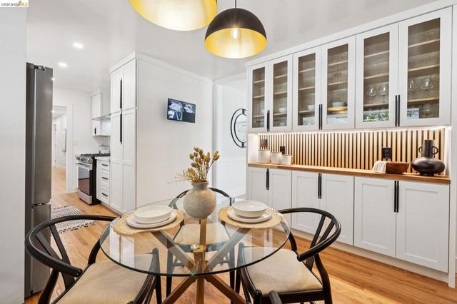 921 Underhills Rd, Oakland, CA 94610