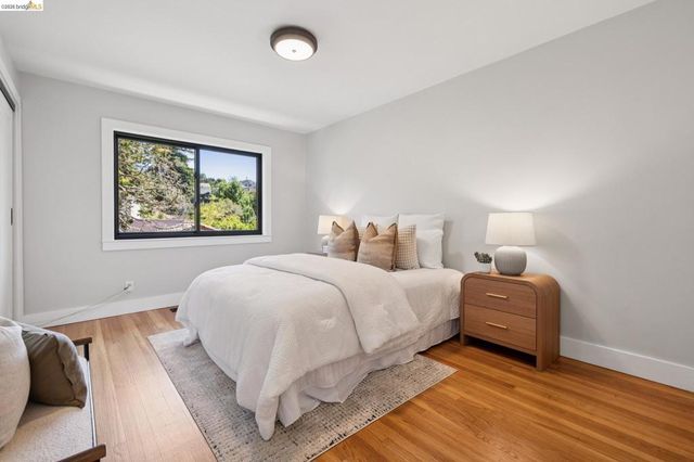 921 Underhills Rd, Oakland, CA 94610