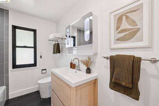 921 Underhills Rd, Oakland, CA 94610