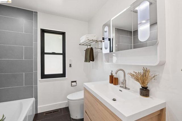 921 Underhills Rd, Oakland, CA 94610