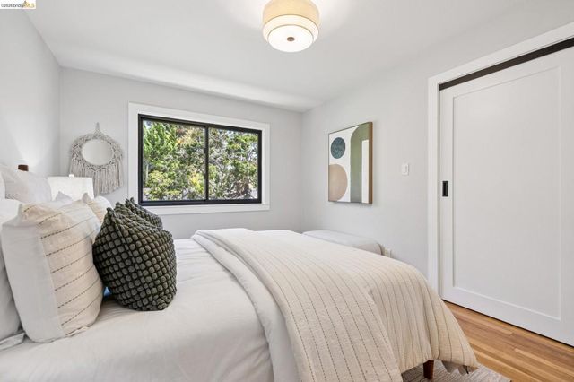 921 Underhills Rd, Oakland, CA 94610