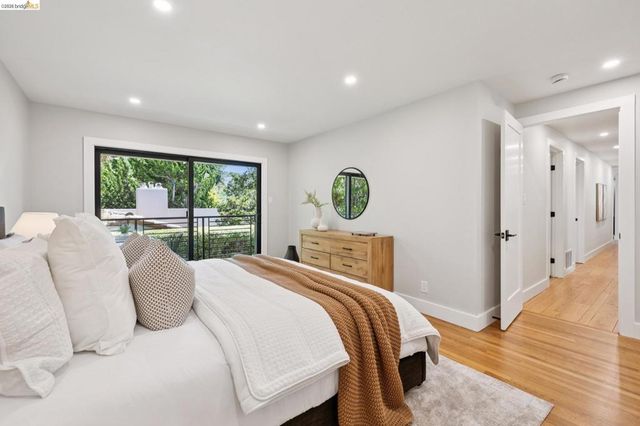 921 Underhills Rd, Oakland, CA 94610