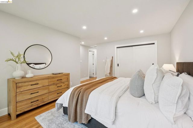 921 Underhills Rd, Oakland, CA 94610