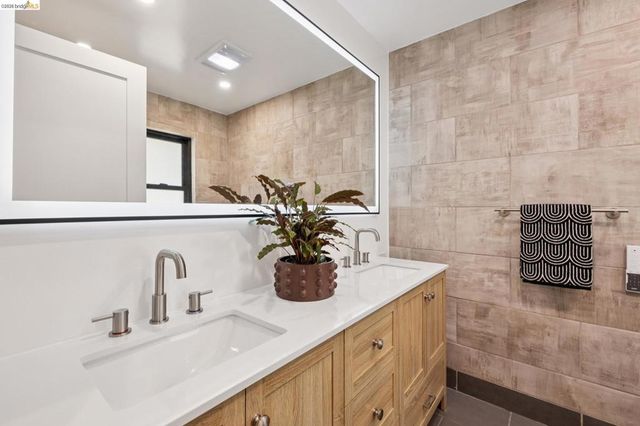 921 Underhills Rd, Oakland, CA 94610