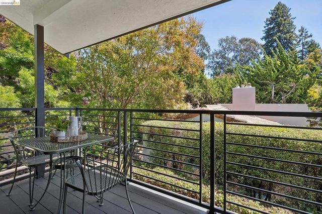 921 Underhills Rd, Oakland, CA 94610