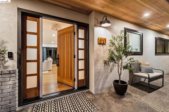 921 Underhills Rd, Oakland, CA 94610