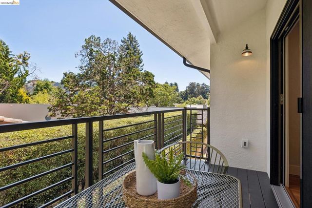921 Underhills Rd, Oakland, CA 94610