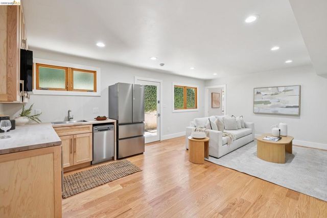921 Underhills Rd, Oakland, CA 94610