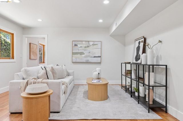 921 Underhills Rd, Oakland, CA 94610