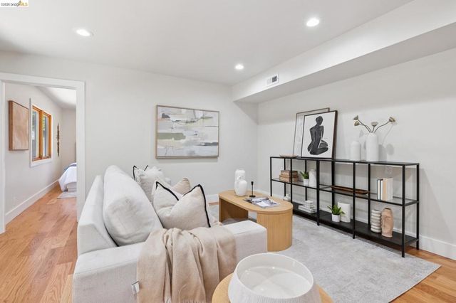921 Underhills Rd, Oakland, CA 94610