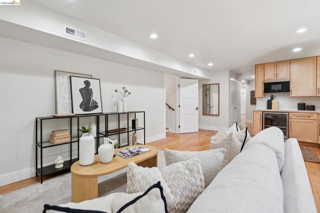 921 Underhills Rd, Oakland, CA 94610