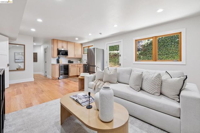 921 Underhills Rd, Oakland, CA 94610