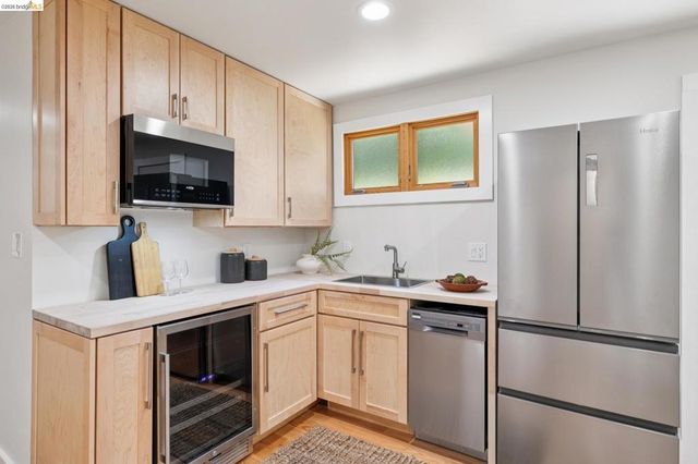 921 Underhills Rd, Oakland, CA 94610