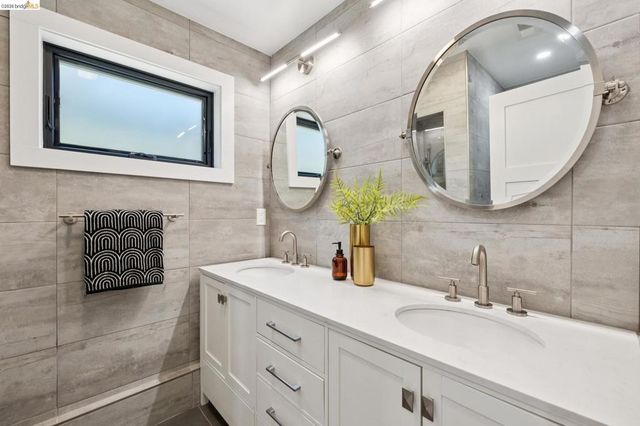 921 Underhills Rd, Oakland, CA 94610