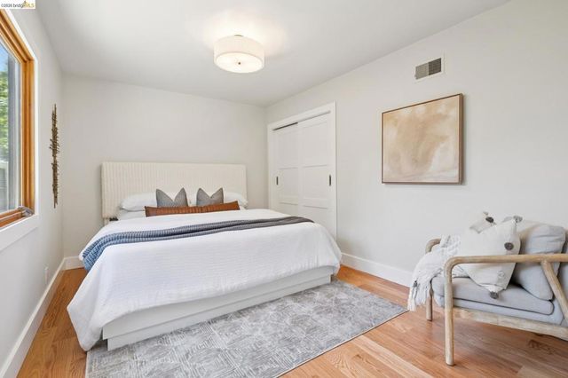 921 Underhills Rd, Oakland, CA 94610