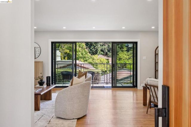 921 Underhills Rd, Oakland, CA 94610