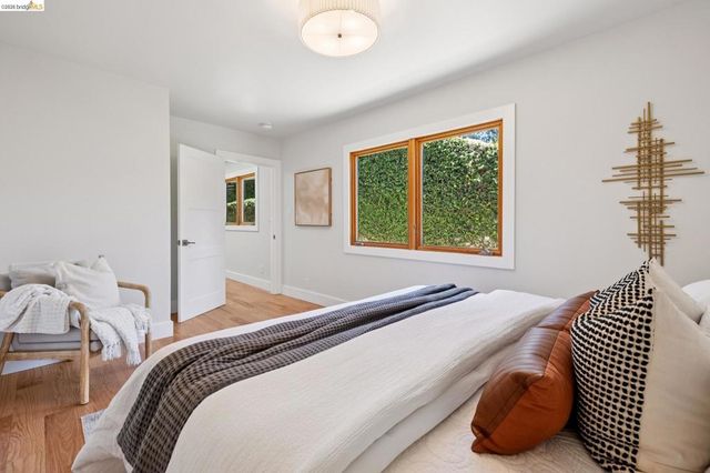 921 Underhills Rd, Oakland, CA 94610