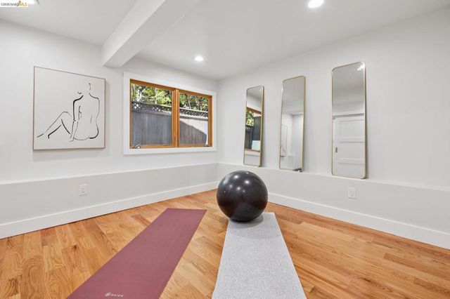 921 Underhills Rd, Oakland, CA 94610