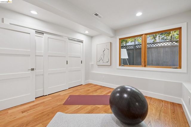 921 Underhills Rd, Oakland, CA 94610