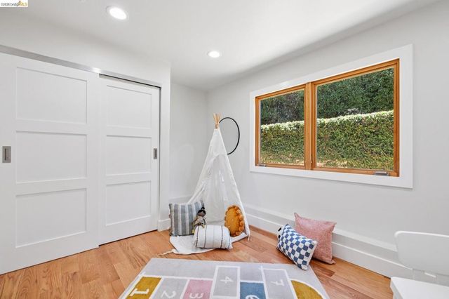 921 Underhills Rd, Oakland, CA 94610