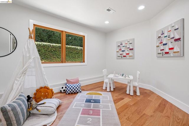 921 Underhills Rd, Oakland, CA 94610