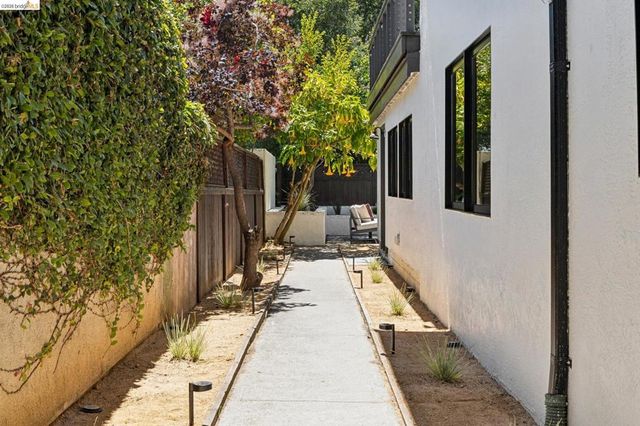 921 Underhills Rd, Oakland, CA 94610