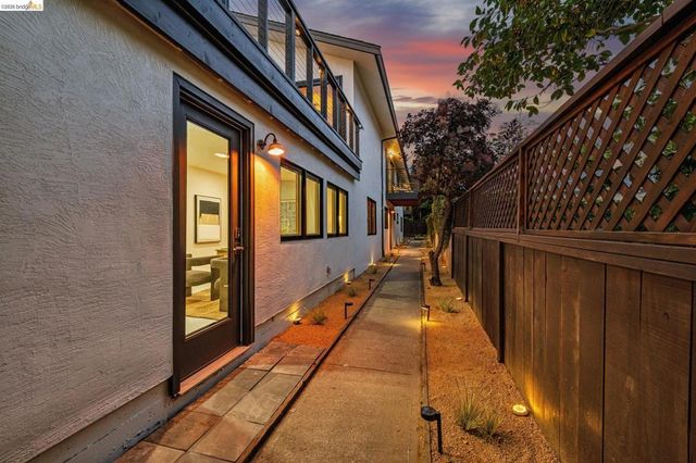 921 Underhills Rd, Oakland, CA 94610