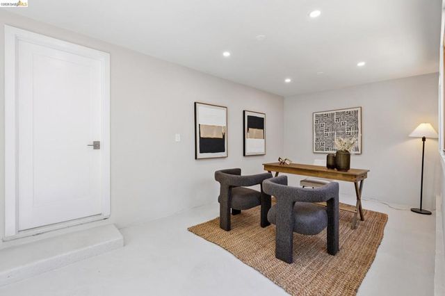 921 Underhills Rd, Oakland, CA 94610