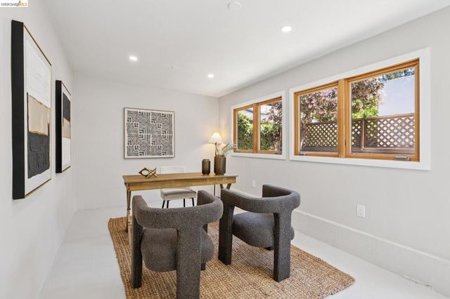 921 Underhills Rd, Oakland, CA 94610