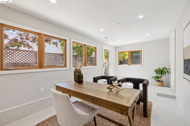 921 Underhills Rd, Oakland, CA 94610