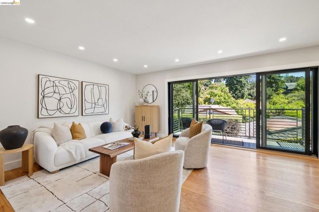 921 Underhills Rd, Oakland, CA 94610