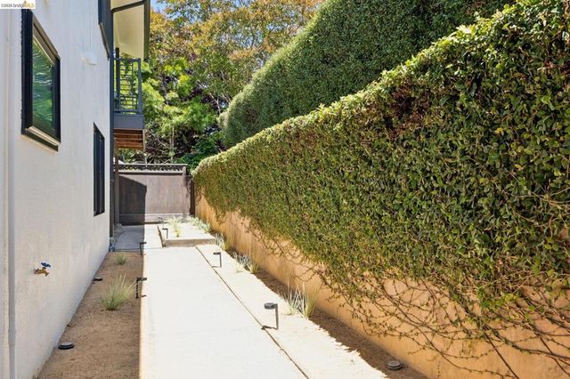 921 Underhills Rd, Oakland, CA 94610