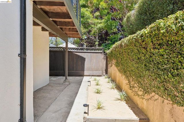 921 Underhills Rd, Oakland, CA 94610