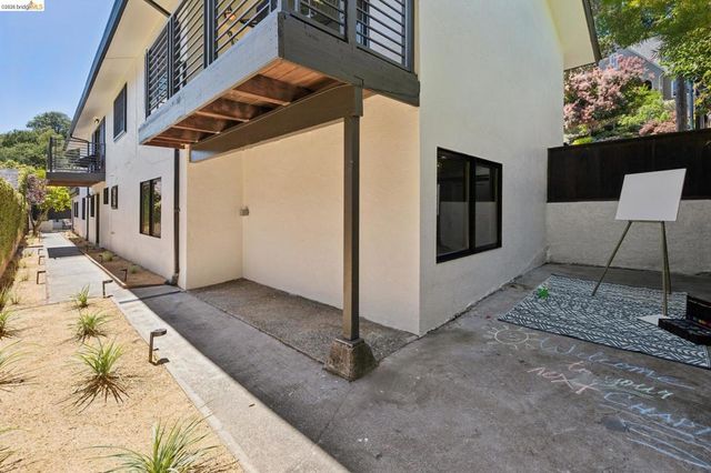 921 Underhills Rd, Oakland, CA 94610
