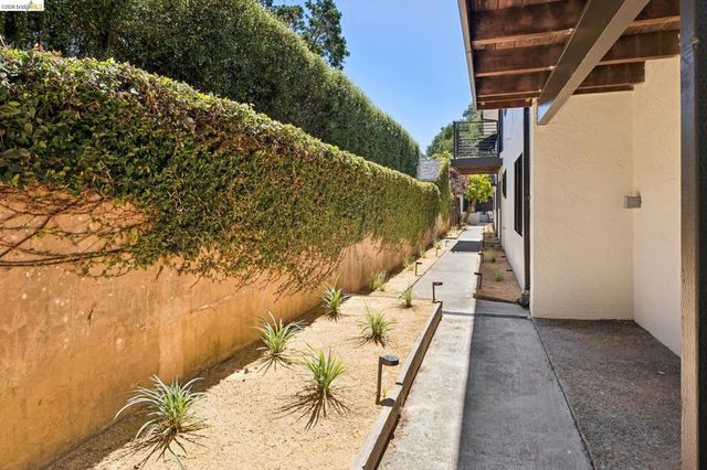 921 Underhills Rd, Oakland, CA 94610