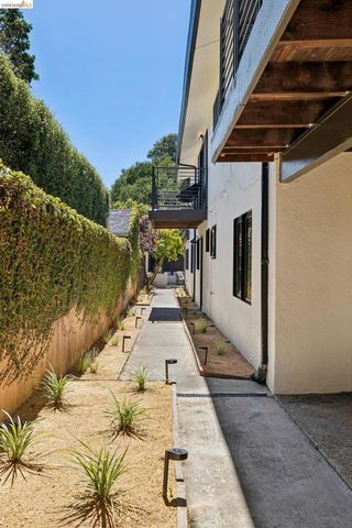 921 Underhills Rd, Oakland, CA 94610