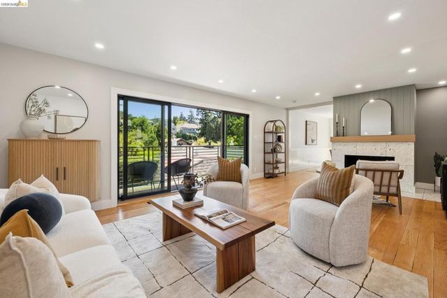 921 Underhills Rd, Oakland, CA 94610